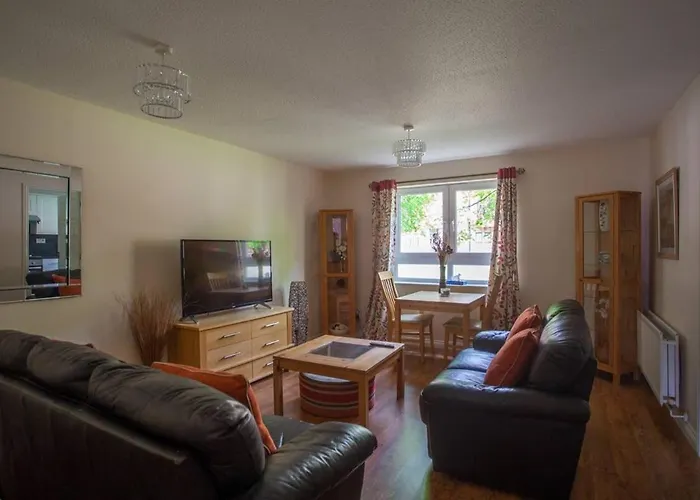 Homely Flat Close To Centre With Free Parking